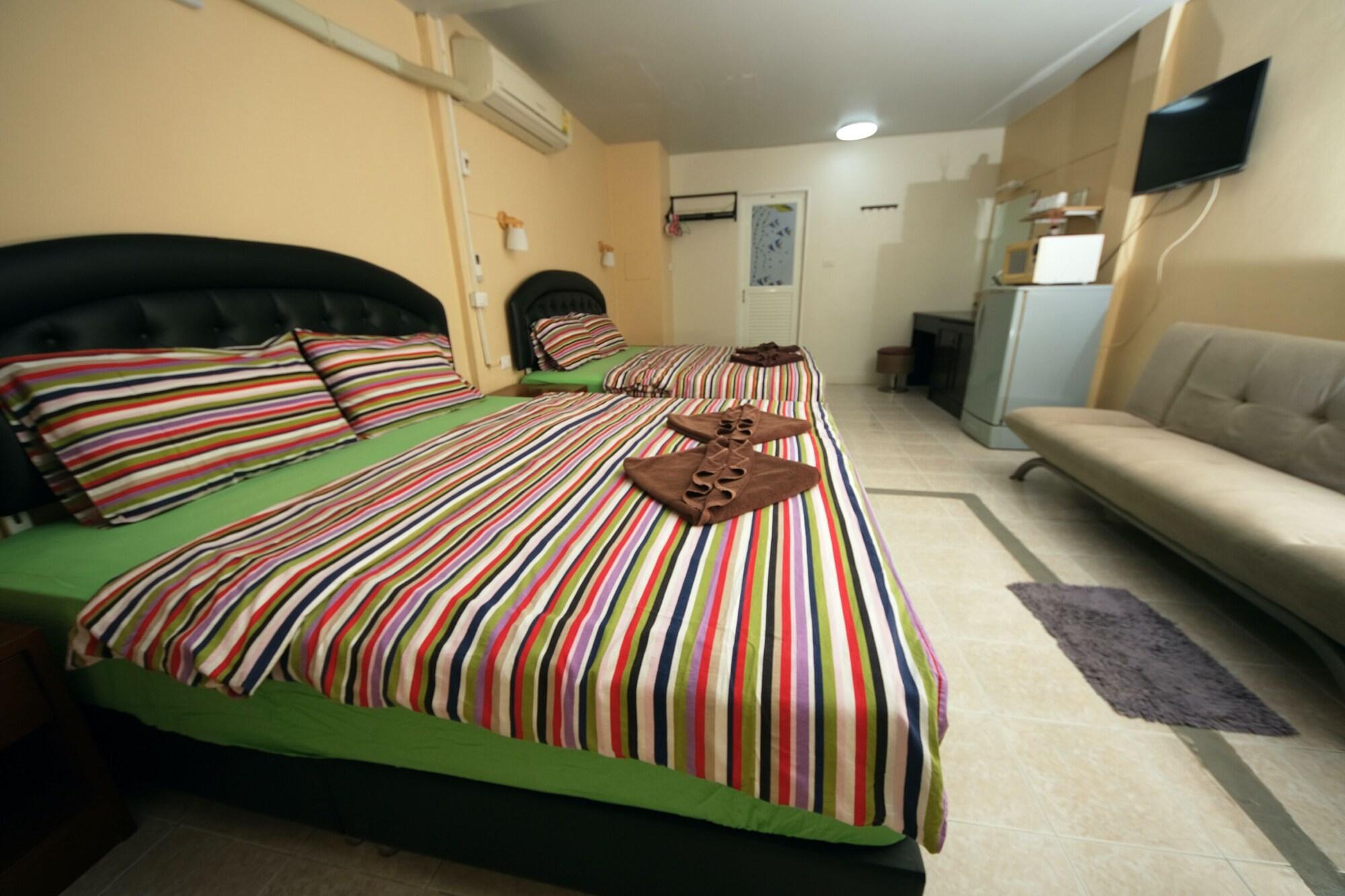 Pineapple Guesthouse Karon Екстер'єр фото